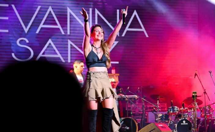 Evanna Sanz y una propuesta musical marcada por la identidad fronteriza de Misiones Evanna Sanz habló sobre las dificultades de vivir de la música en Misiones y la necesidad de adaptarse a los distintos formatos de contratación.