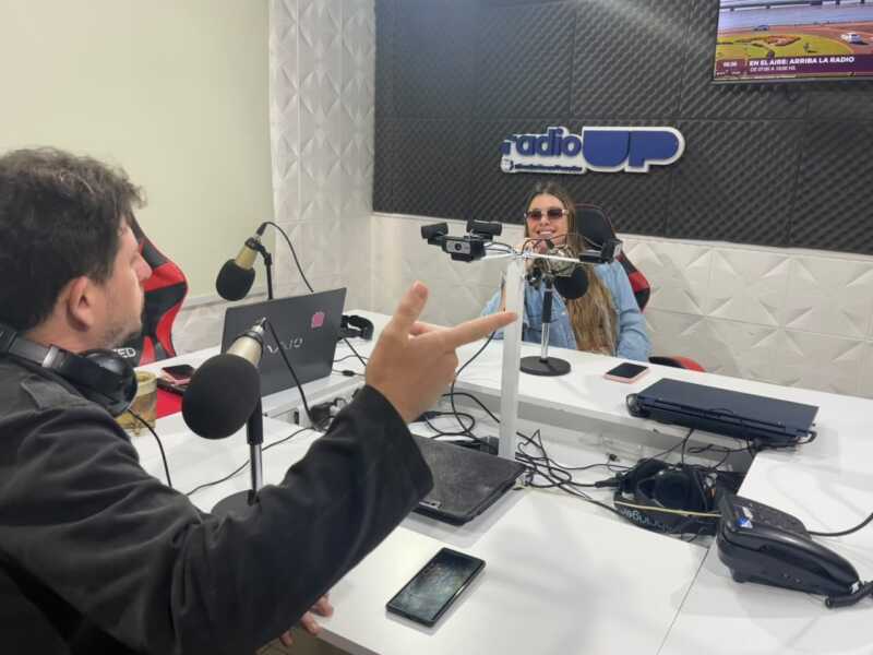 Evanna Sanz y una propuesta musical marcada por la identidad fronteriza de Misiones 2 Evanna Sanz visitó los estudios de Radio Up y compartió su recorrido artístico, sus influencias musicales y los proyectos que prepara.