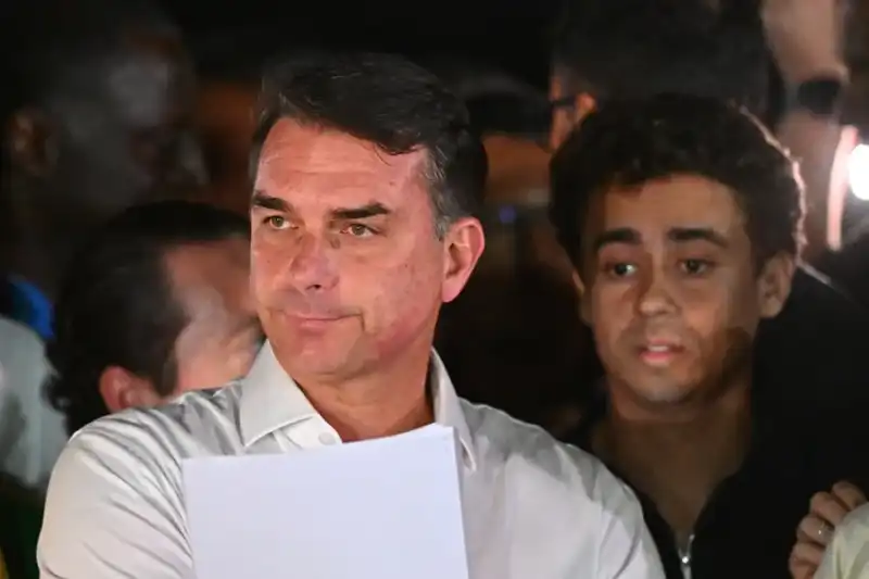 Flávio Bolsonaro habría salido de Brasil por Misiones rumbo a Estados Unidos Flávio Bolsonaro, senador brasileño, denunció una supuesta orden judicial que le impediría abandonar Brasil. Su posible salida por Misiones no fue confirmada oficialmente.