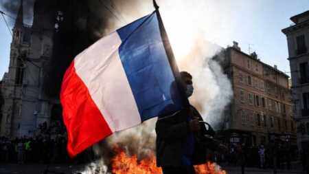 Francia: más de 1.200 detenidos por protestas, enfrentamientos y destrozos Francia - Portestas - detenidos - enfrentamientos