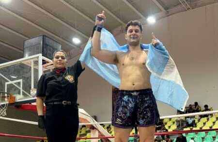 Jeremías Fisch, luchador de Ituzaingó, volvió del Mundial de Muay Thai en Colombia con un tercer puesto y una medalla de oro compartida.
