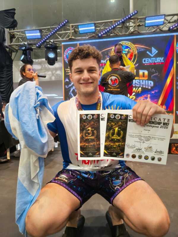 Jeremías Fisch, luchador de Ituzaingó, volvió del Mundial de Muay Thai en Colombia con un tercer puesto y una medalla de oro compartida.