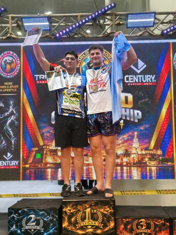 Jeremías Fisch, luchador de Ituzaingó, volvió del Mundial de Muay Thai en Colombia con un tercer puesto y una medalla de oro compartida.