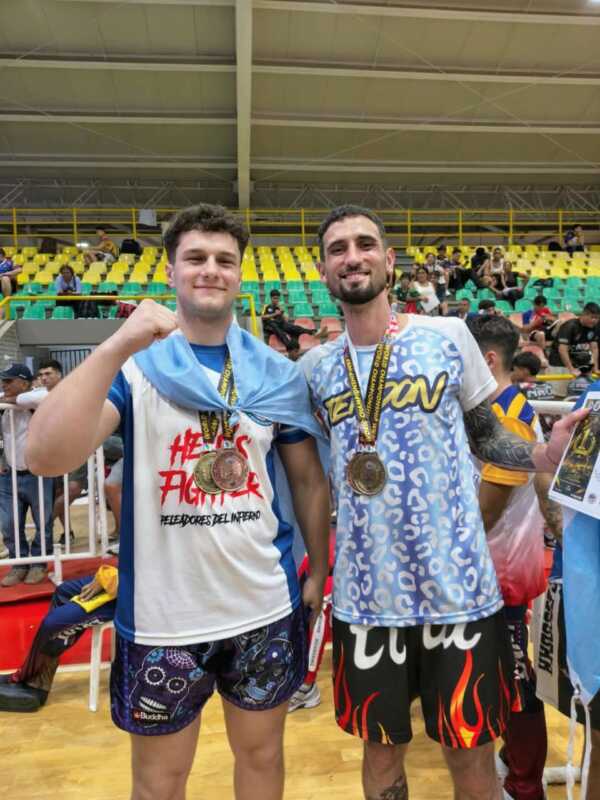 Jeremías Fisch, luchador de Ituzaingó, volvió del Mundial de Muay Thai en Colombia con un tercer puesto y una medalla de oro compartida.