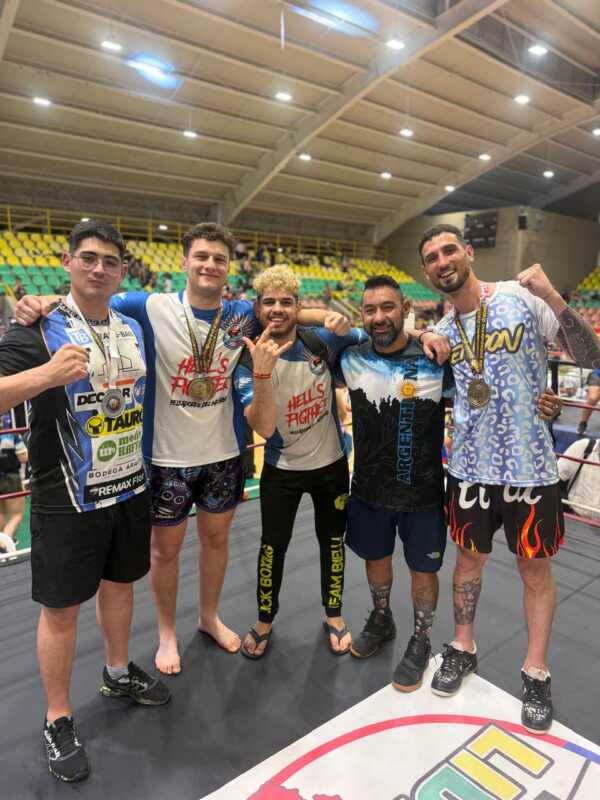 Jeremías Fisch, luchador de Ituzaingó, volvió del Mundial de Muay Thai en Colombia con un tercer puesto y una medalla de oro compartida.