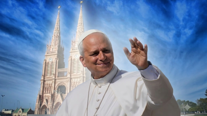 El Vaticano informó que el Papa evoluciona normalmente tras la cirugía, comenzó a caminar, realizó fisioterapia respiratoria y retomó su alimentación habitual.