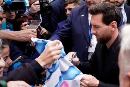 Lionel Messi llegó a España para recibir el Premio Princesa de Asturias de los Deportes. Miles de personas lo esperaron en Oviedo.