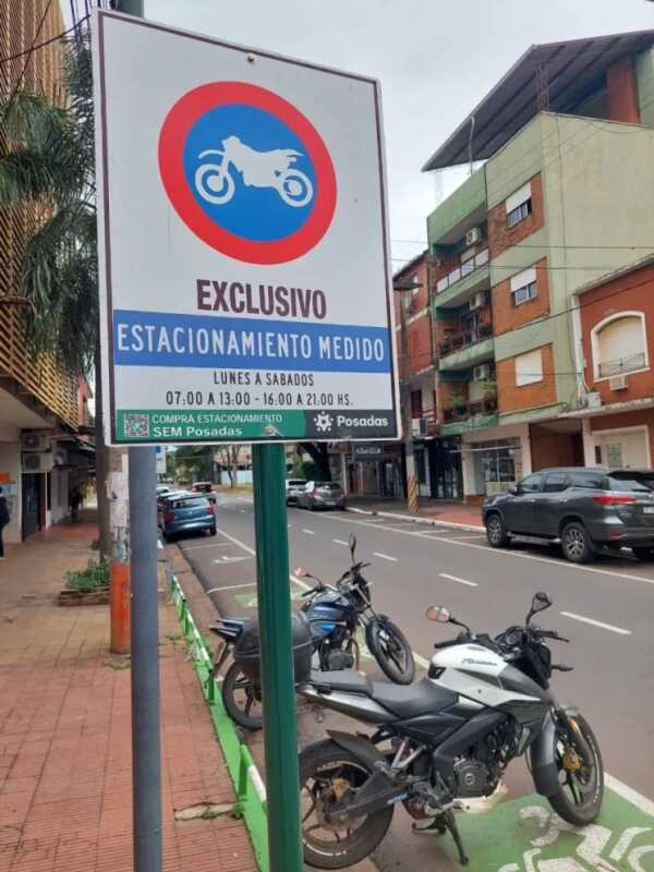 El Municipio de Posadas explicó que el SEM busca facilitar el acceso al estacionamiento en el centro, donde hay unos 6.700 espacios para autos y motos.