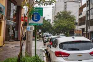El Municipio de Posadas explicó que el SEM busca facilitar el acceso al estacionamiento en el centro, donde hay unos 6.700 espacios para autos y motos.