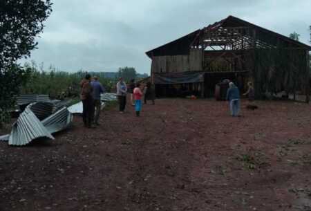 Temporal con granizo y fuertes vientos provocó daños en la zona rural de Andresito Temporal