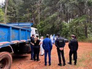 Investigan el hallazgo de un hombre y una mujer muertos con presuntas heridas de arma blanca en Los Helechos. Un niño de dos años fue encontrado con vida en el auto.