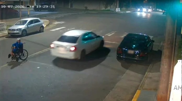buscan auto que atropelló a hombre en silla de ruedas en Posadas