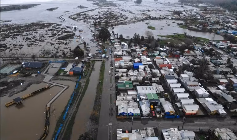 Chile: un aluvión arrastró autos y colectivos en Santiago y dejó más de mil evacuados 7 chile8 - 6