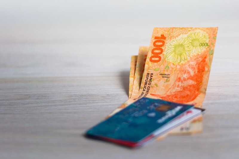 El consumo de los hogares cayó 0,8% interanual en septiembre y acumuló dos meses de retroceso 4 El 56,2% de los argentinos tomó deuda durante los seis meses previos al relevamiento de Zentrix, mientras que apenas el 9,8% consigue ahorrar.