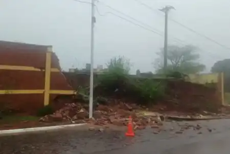 Las intensas lluvias y los fuertes vientos provocaron el derrumbe de parte del muro del cementerio de Dos de Mayo. Personal municipal intervino en el lugar.