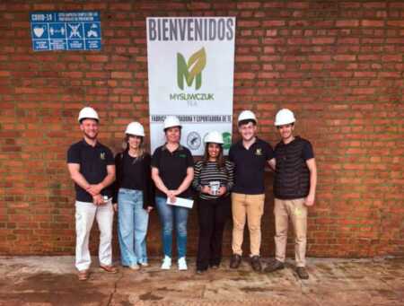 Cuatro empresas de Misiones buscan certificar el origen de su té El Ministerio del Agro y la Producción de Misiones realizó auditorías técnicas en cuatro empresas interesadas en incorporarse al sello Indicación Geográfica Té Argentino.
