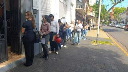 La búsqueda de empleo en Posadas: una fila de jóvenes rodeó la manzana por un aviso en Instagram El Índice de Incertidumbre Económica de la UCA alcanzó los 63,4 puntos en septiembre, el nivel más alto de 2026, con el empleo y la inflación entre las principales preocupaciones sociales.
