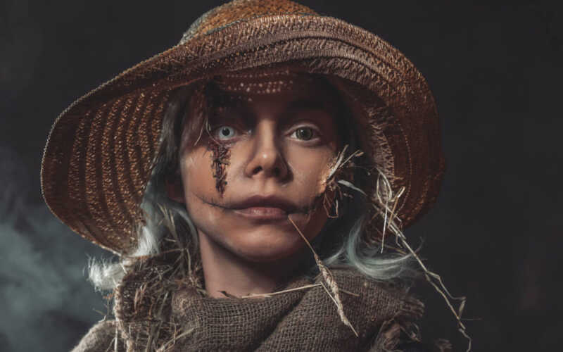 El uso incorrecto de lentes de contacto puede provocar irritación, erosiones corneales e infecciones que comprometan la visión.