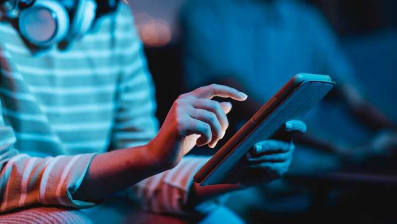 La protección de niños y adolescentes en Internet requiere medidas de seguridad, mecanismos de denuncia accesibles y una respuesta coordinada de las familias, los gobiernos y las empresas tecnológicas.